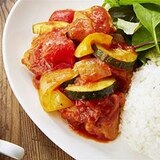 フライパンで10分！彩り野菜と鶏肉のトマト煮